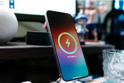 宁蒗苹果15换屏服务分享用什么充电器给iPhone15充电更好 